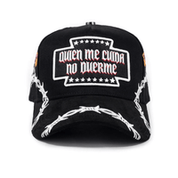 BAEZ x OSCAR MAYDON "QUIEN ME CUIDA NO DUERME" GORRA AJUSTABLE NEGRA