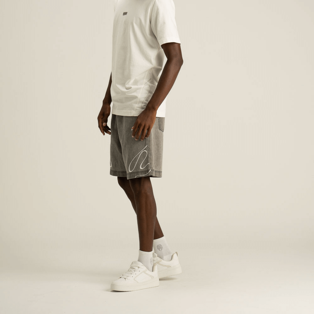 AP CROWN HIDDEN DEPTHS RIVER SHORT OVERSIZE GRIS