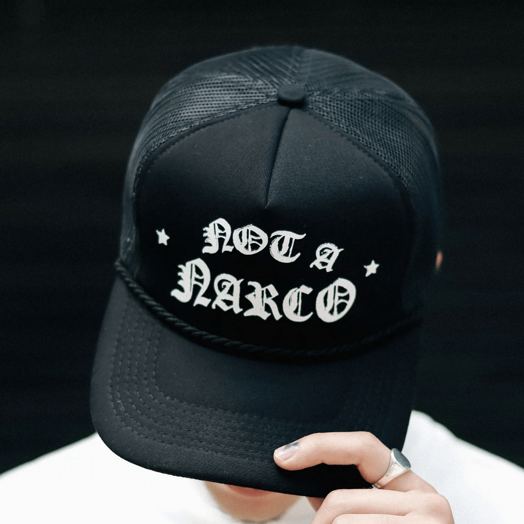 SINNERS NOT A NARCO GORRA AJUSTABLE NEGRO Y BLANCO