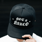 SINNERS NOT A NARCO GORRA AJUSTABLE NEGRO Y BLANCO