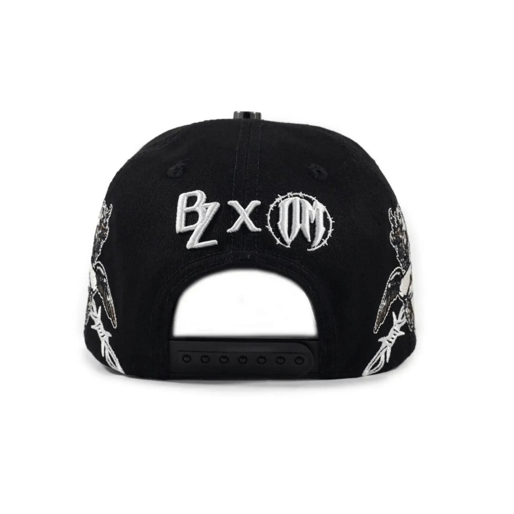 BAEZ x OSCAR MAYDON "QUIEN ME CUIDA NO DUERME" GORRA AJUSTABLE NEGRA