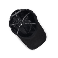 BAEZ x OSCAR MAYDON "QUIEN ME CUIDA NO DUERME" GORRA AJUSTABLE NEGRA
