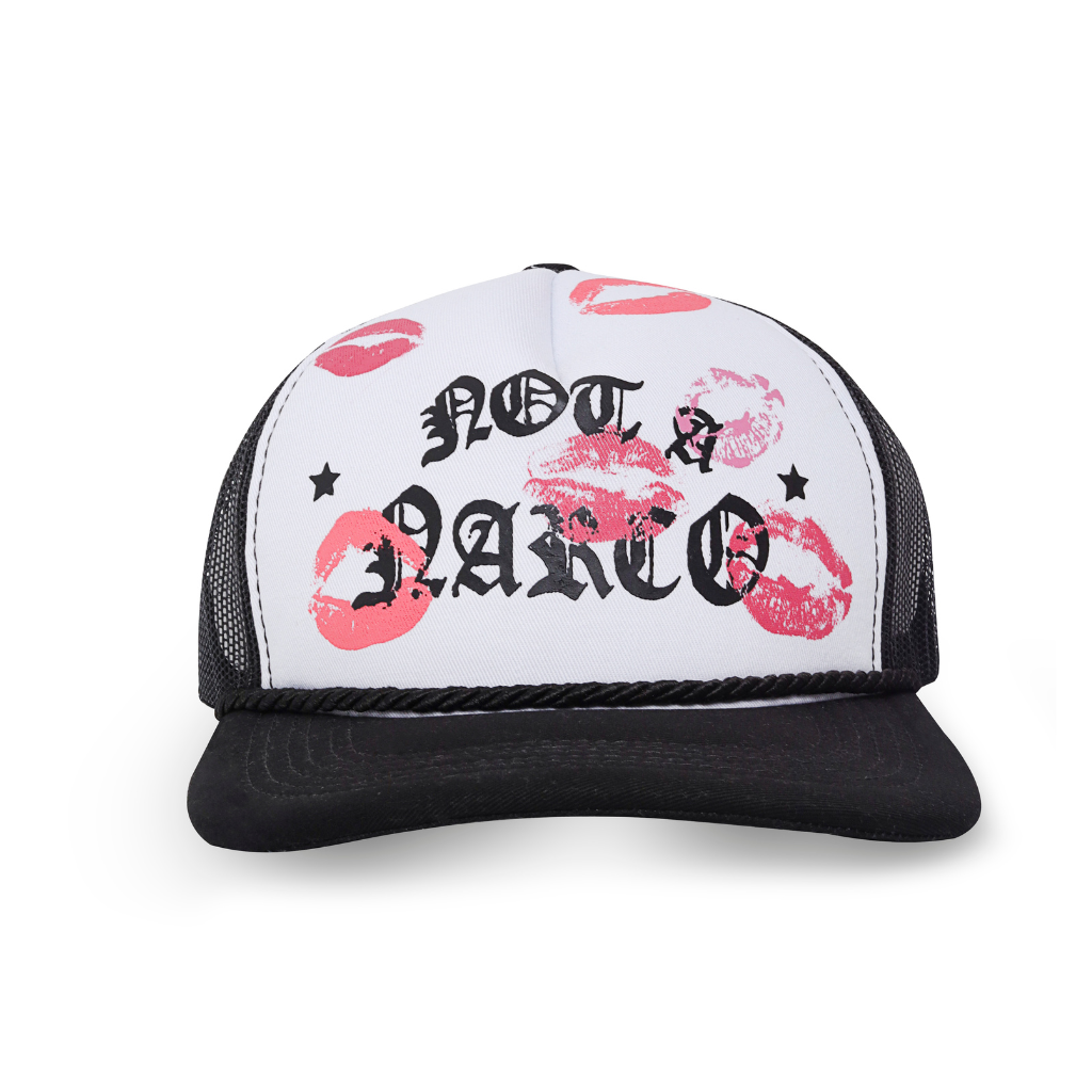 SINNERS SEXUAL FANTASIES NOT A NARCO GORRA CAMIONERA AJUSTABLE NEGRA / BLANCA