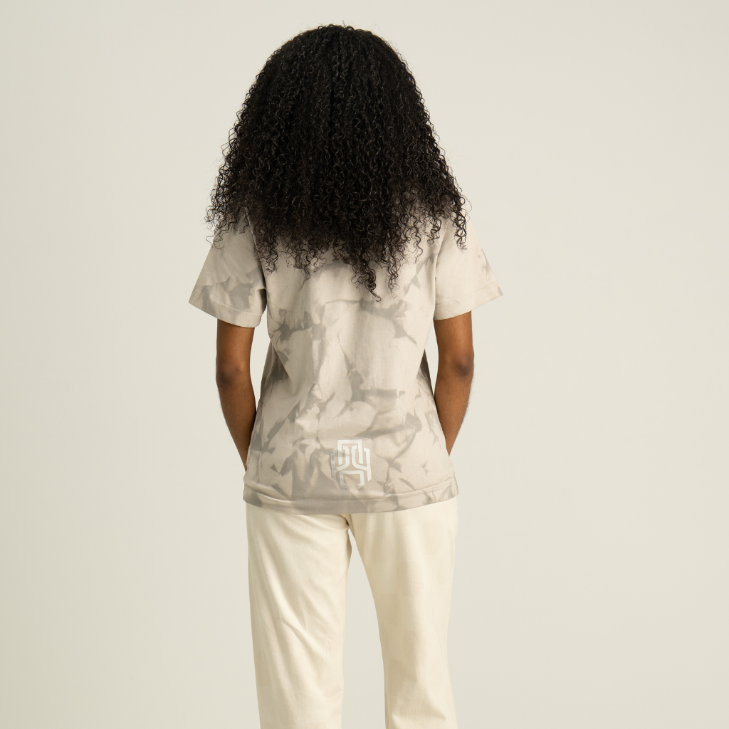 AP CROWN HILOS SAGRADOS ZORA CAMISETA REGULAR GRIS