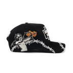 BAEZ x OSCAR MAYDON "QUIEN ME CUIDA NO DUERME" GORRA AJUSTABLE NEGRA
