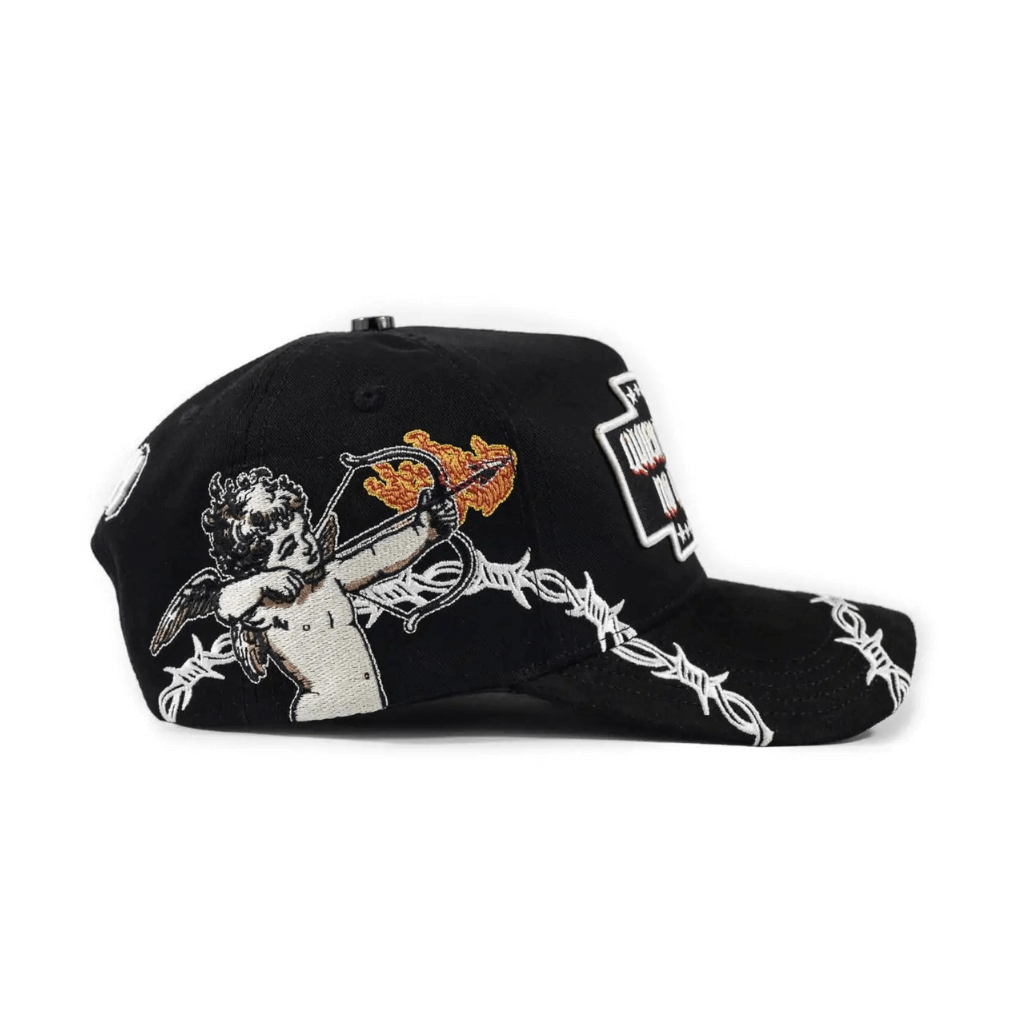 BAEZ x OSCAR MAYDON "QUIEN ME CUIDA NO DUERME" GORRA AJUSTABLE NEGRA