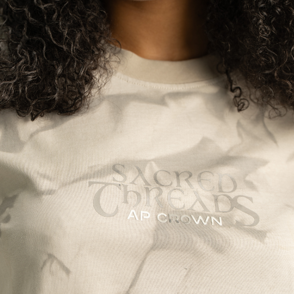 AP CROWN HILOS SAGRADOS ZORA CAMISETA REGULAR GRIS