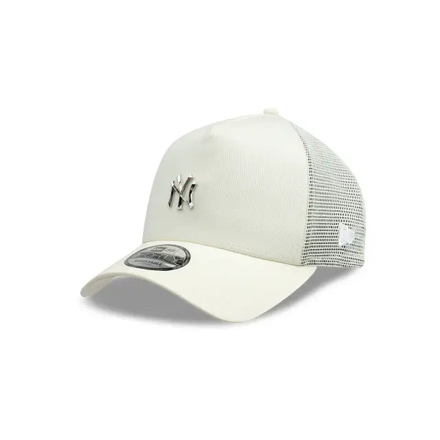 NEW ERA 9FORTY A FRAME MLB NEW YORK YANKEES METAL BADGE GORRA CAMIONERA AJUSTABLE BLANCA