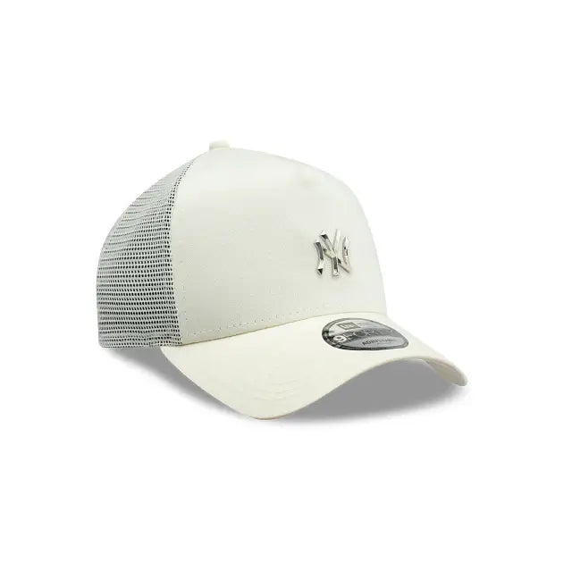 NEW ERA 9FORTY A FRAME MLB NEW YORK YANKEES METAL BADGE GORRA CAMIONERA AJUSTABLE BLANCA