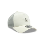 NEW ERA 9FORTY A FRAME MLB NEW YORK YANKEES METAL BADGE GORRA CAMIONERA AJUSTABLE BLANCA
