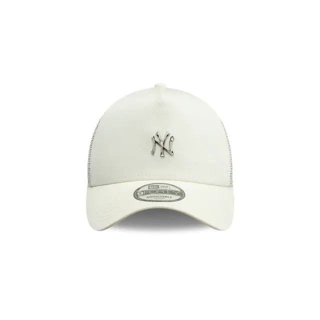 NEW ERA 9FORTY A FRAME MLB NEW YORK YANKEES METAL BADGE GORRA CAMIONERA AJUSTABLE BLANCA