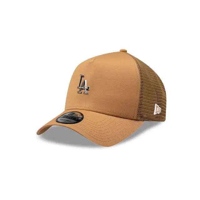 NEW ERA 9FORTY A FRAME MLB LOS ANGELES DODGERS METAL BADGE GORRA CAMIONERA AJUSTABLE BEIGE