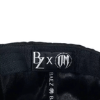 BAEZ x OSCAR MAYDON "QUIEN ME CUIDA NO DUERME" GORRA AJUSTABLE NEGRA