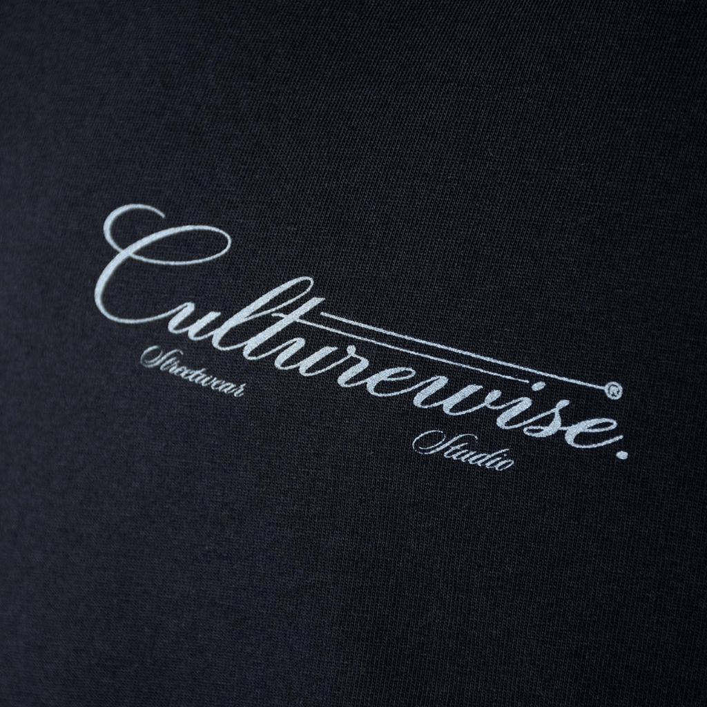 CULTURE WISE KONBINI CAMISETA NEGRA CRURSIVE LOGO CLASSIC GRIS