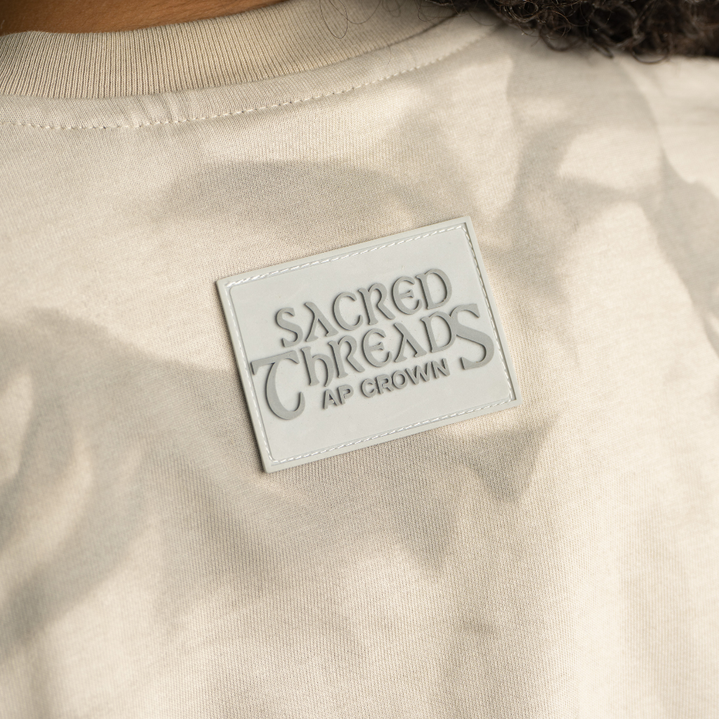 AP CROWN HILOS SAGRADOS ZORA CAMISETA REGULAR GRIS