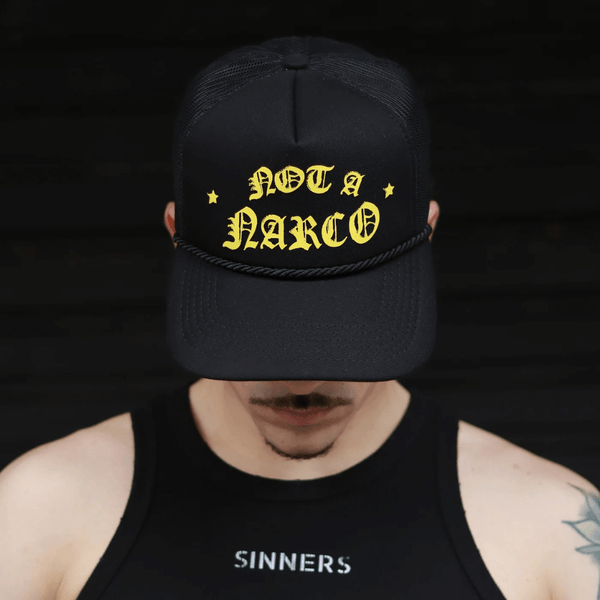 SINNERS NOT A NARCO GORRA AJUSTABLE NEGRO Y AMARILLO