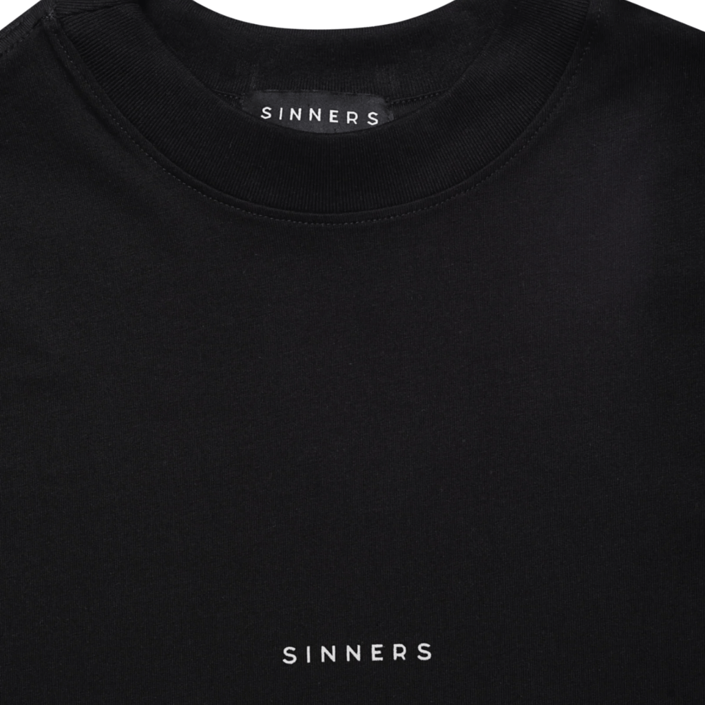 SINNERS CENTER LOGO CAMISETA BOXY NEGRA