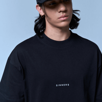 SINNERS CENTER LOGO CAMISETA BOXY NEGRA