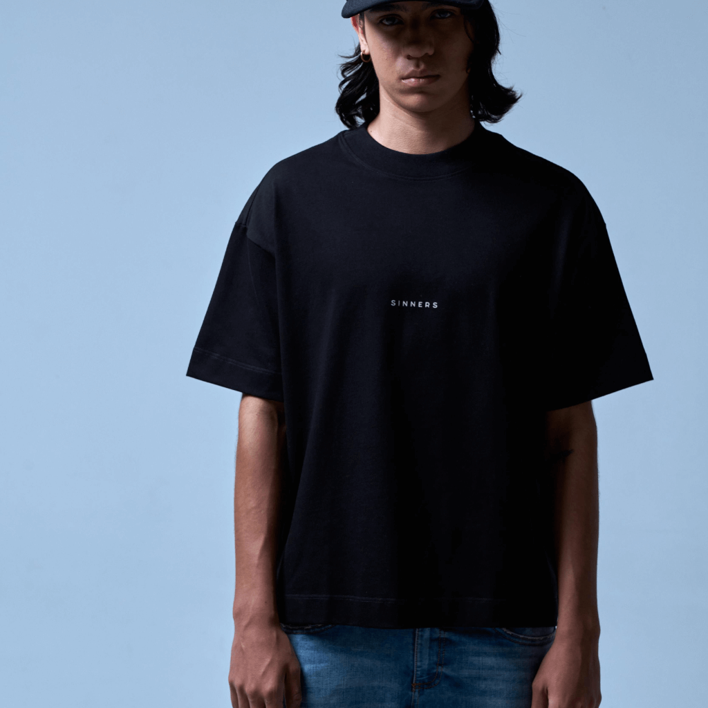 SINNERS CENTER LOGO CAMISETA BOXY NEGRA