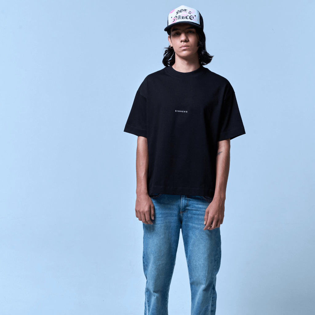 SINNERS CENTER LOGO CAMISETA BOXY NEGRA