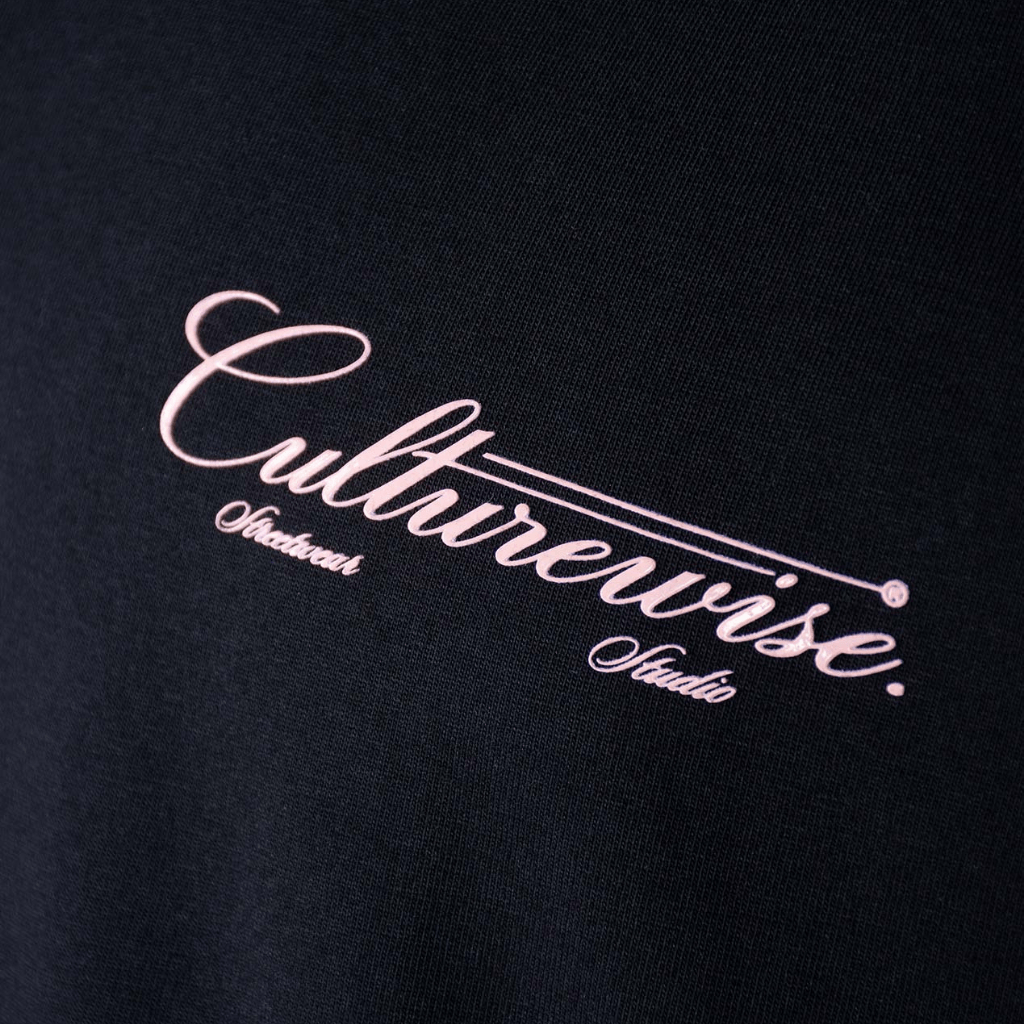 CULTURE WISE KONBINI CAMISETA NEGRA CRURSIVE LOGO CLASSIC ROSA