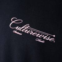 CULTURE WISE KONBINI CAMISETA NEGRA CRURSIVE LOGO CLASSIC ROSA