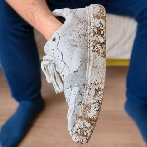 Tenis sucios antes de limpiarlos