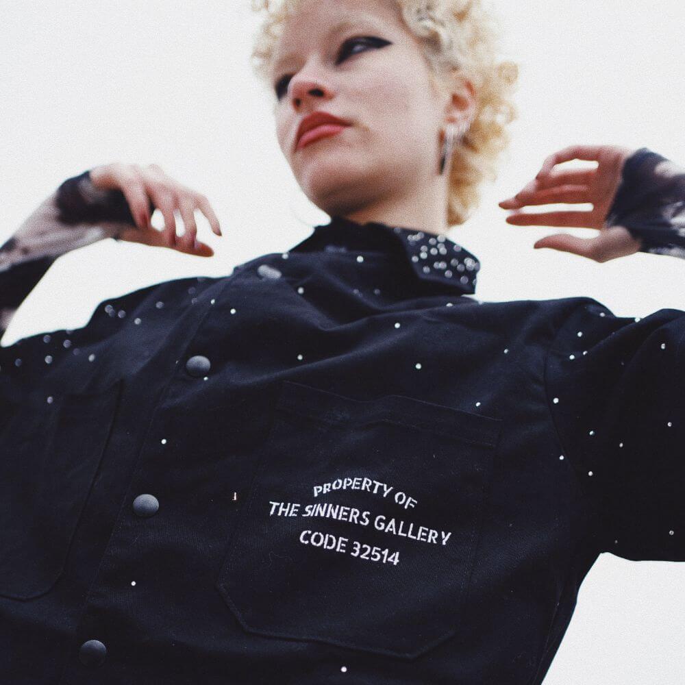 SINNERS LA NOCHE CAMISA DE BOTONES NEGRA