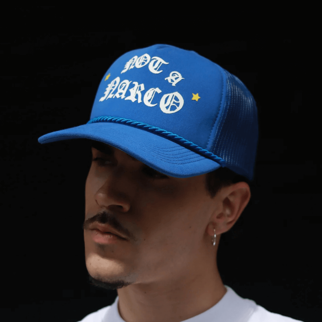 SINNERS NOT A NARCO GORRA AJUSTABLE AZUL Y BLANCO