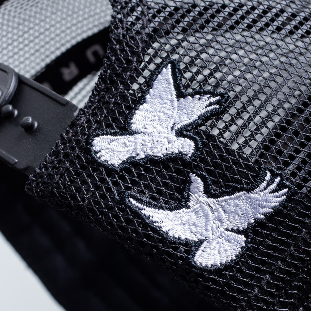 AURUM GEMS & STONES FLYING PIGEONS TRUCKER GORRA AJUSTABLE NEGRA