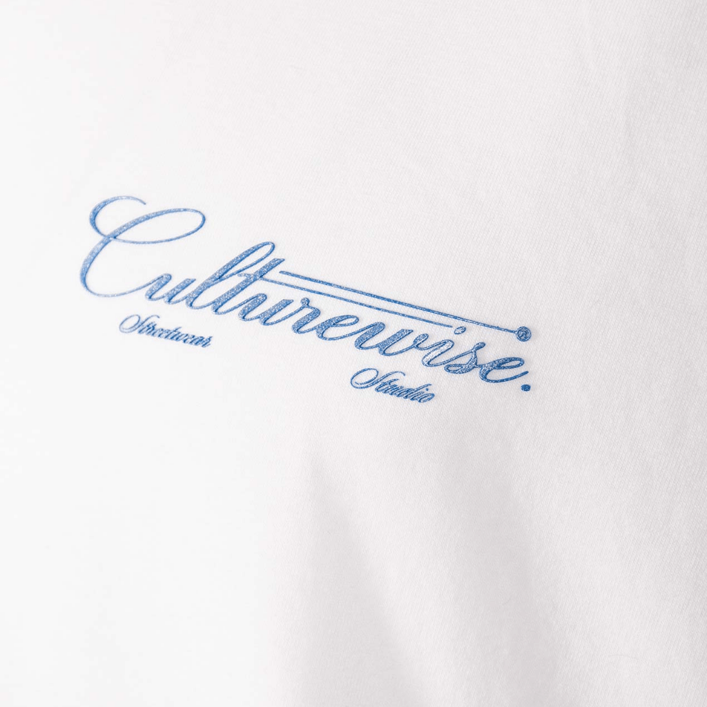 CULTURE WISE KONBINI CAMISETA BLANCA CRURSIVE LOGO CLASSIC AZUL