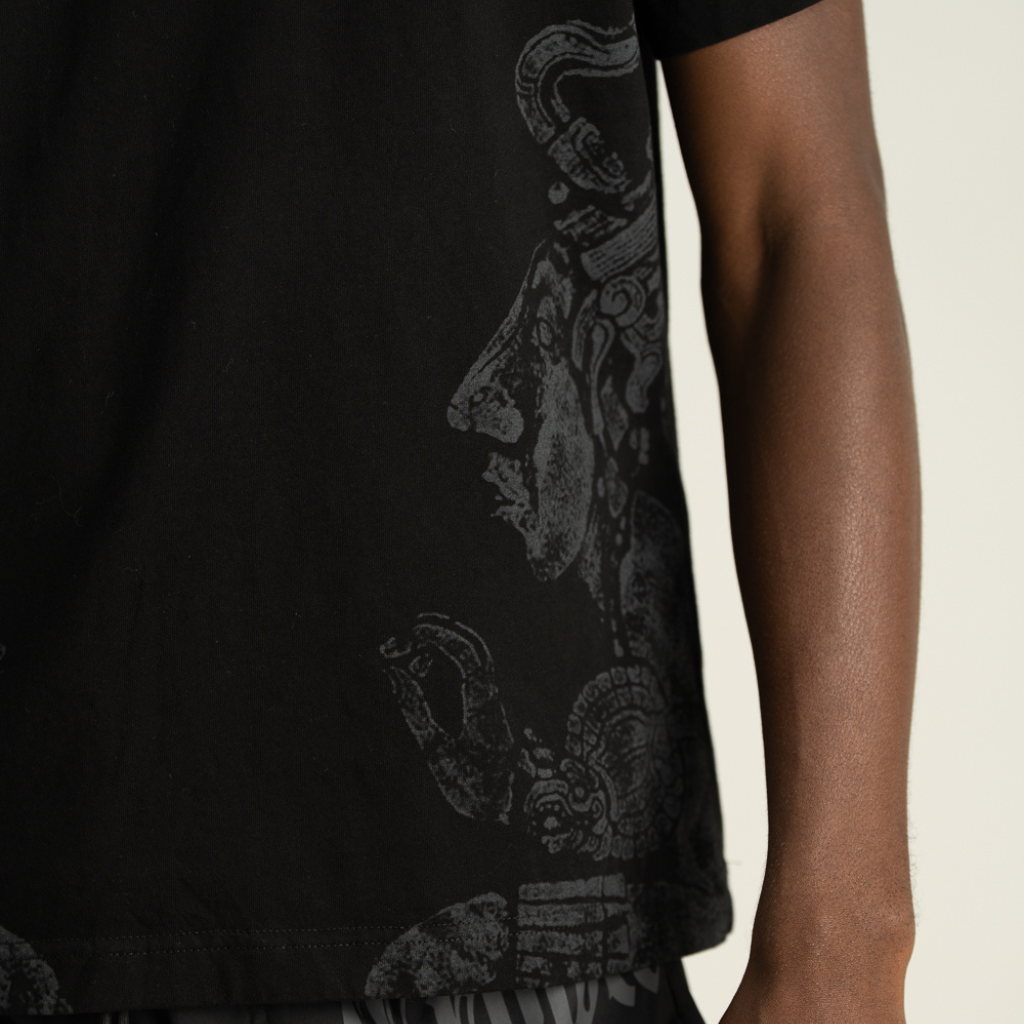 AP CROWN HILOS SAGRADOS AKIR CAMISETA REGULAR NEGRA/ARENA
