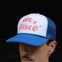 SINNERS NOT A NARCO GORRA AJUSTABLE AZUL, BLANCO Y ROJO