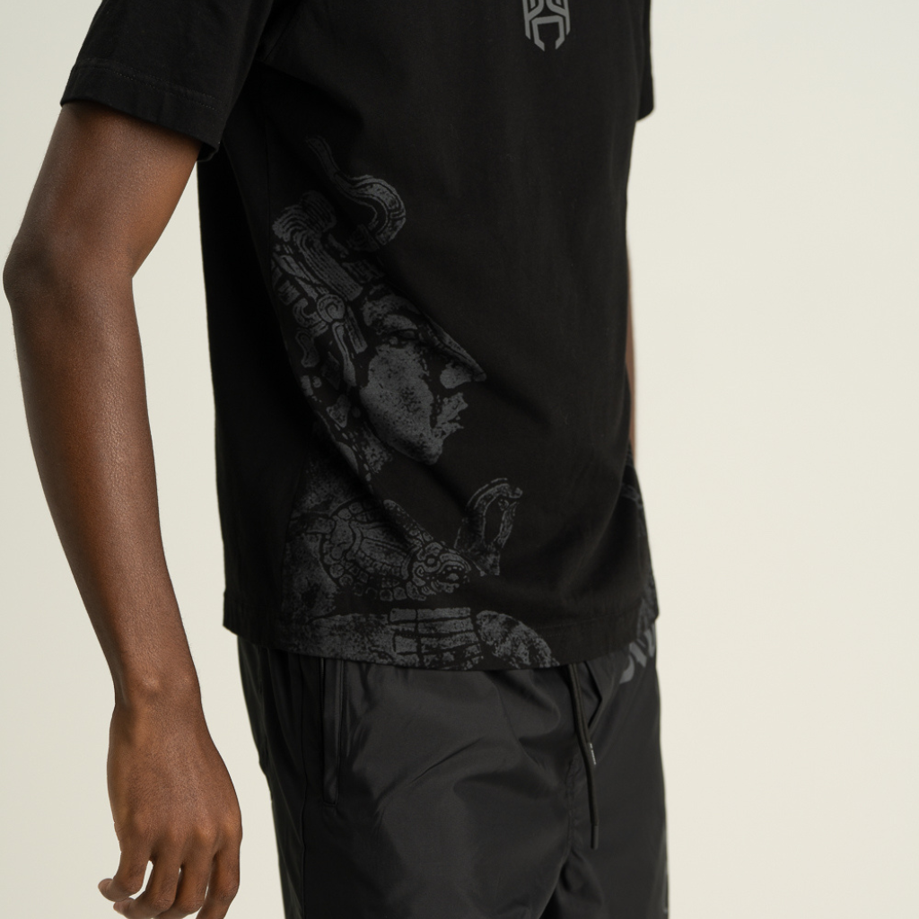 AP CROWN HILOS SAGRADOS AKIR CAMISETA REGULAR NEGRA/ARENA