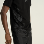 AP CROWN HILOS SAGRADOS AKIR CAMISETA REGULAR NEGRA/ARENA