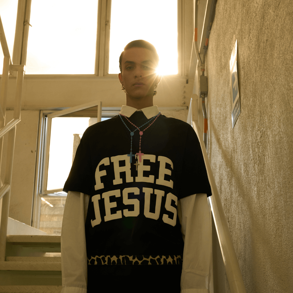 SINNERS FREE JESUS CAMISETA OVERSIZE NEGRA