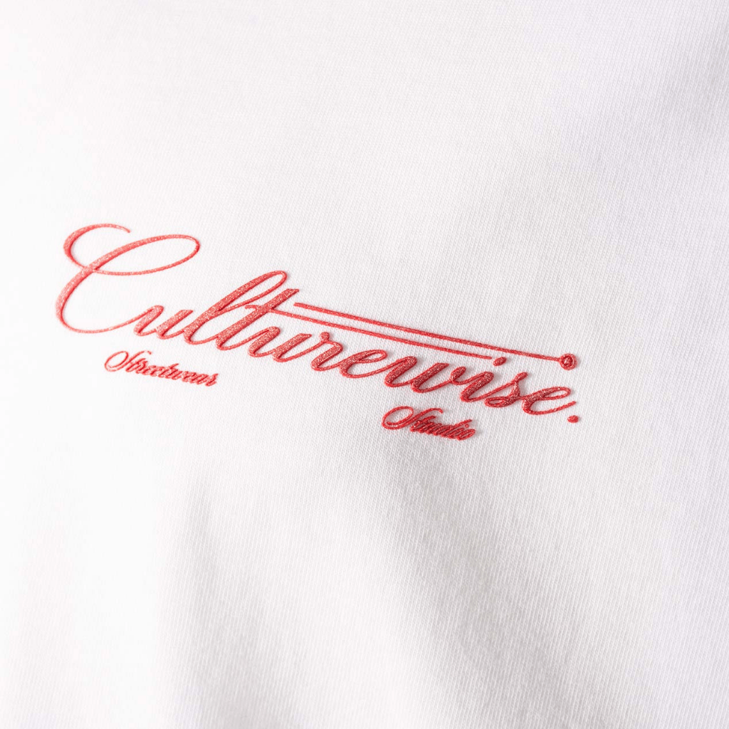 CULTURE WISE KONBINI CAMISETA BLANCA CRURSIVE LOGO CLASSIC ROJO