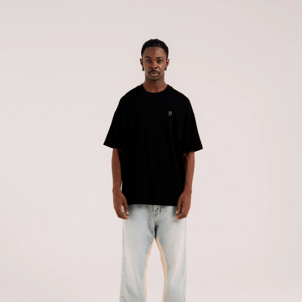 AURUM STARS I AURUM BLACK ON BLACK LINE CAMISETA OVERSIZED NEGRA