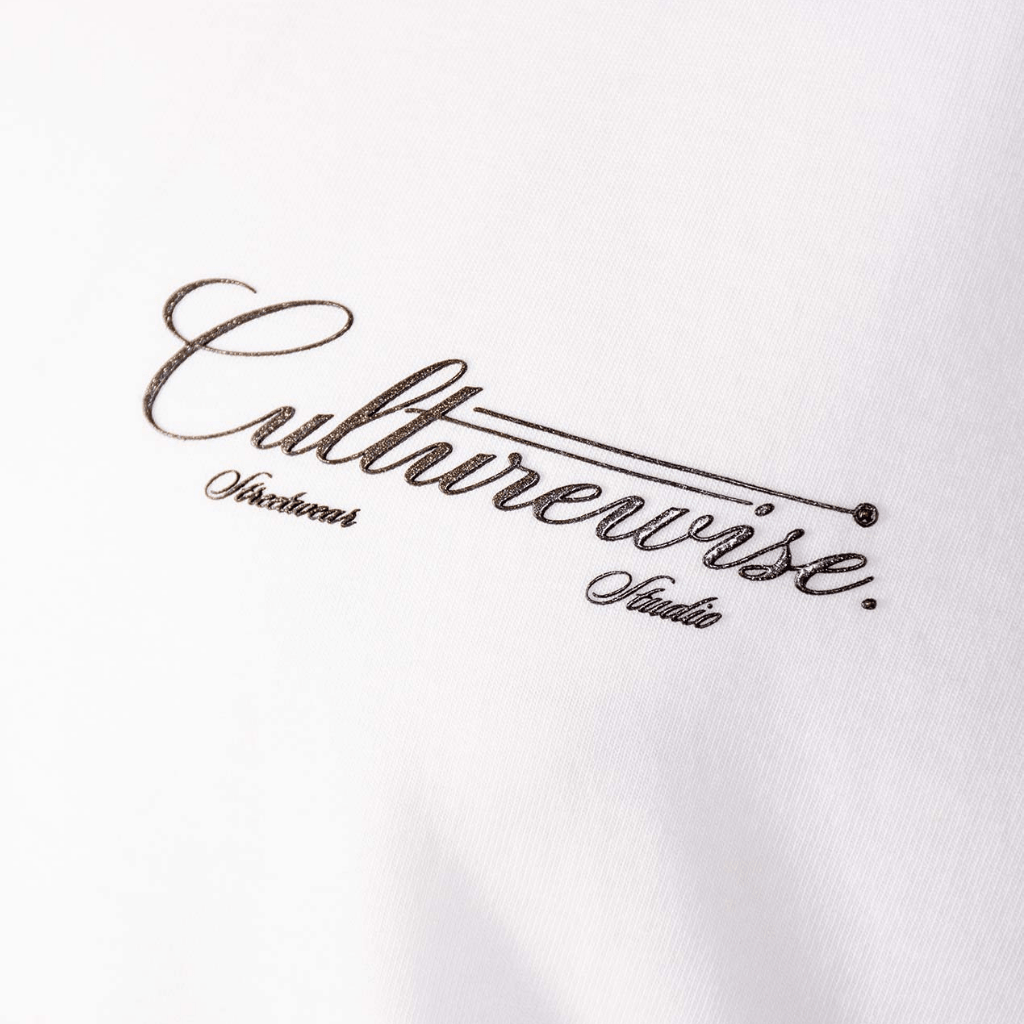 CULTURE WISE KONBINI CAMISETA BLANCA CRURSIVE LOGO CLASSIC VERDE