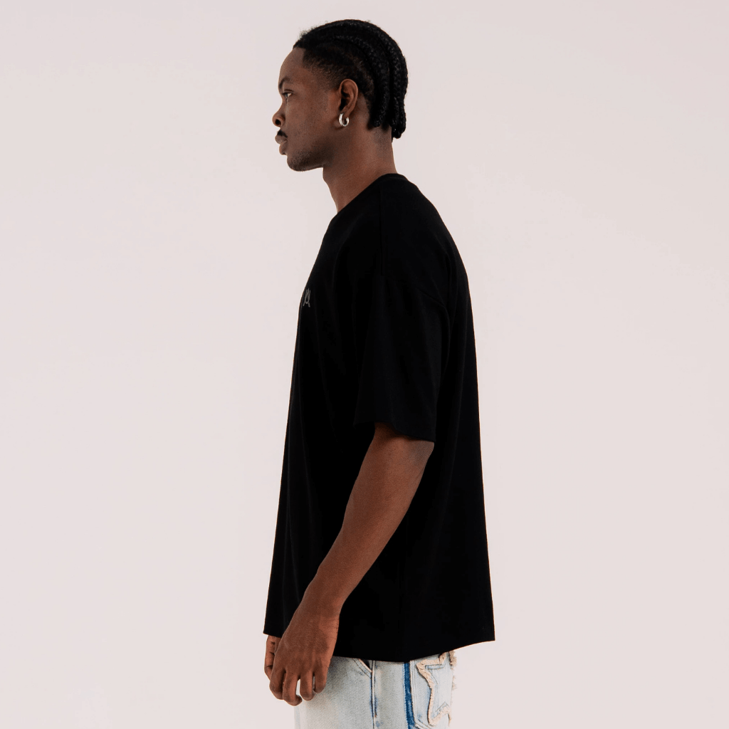 AURUM STARS I AURUM BLACK ON BLACK LINE CAMISETA OVERSIZED NEGRA