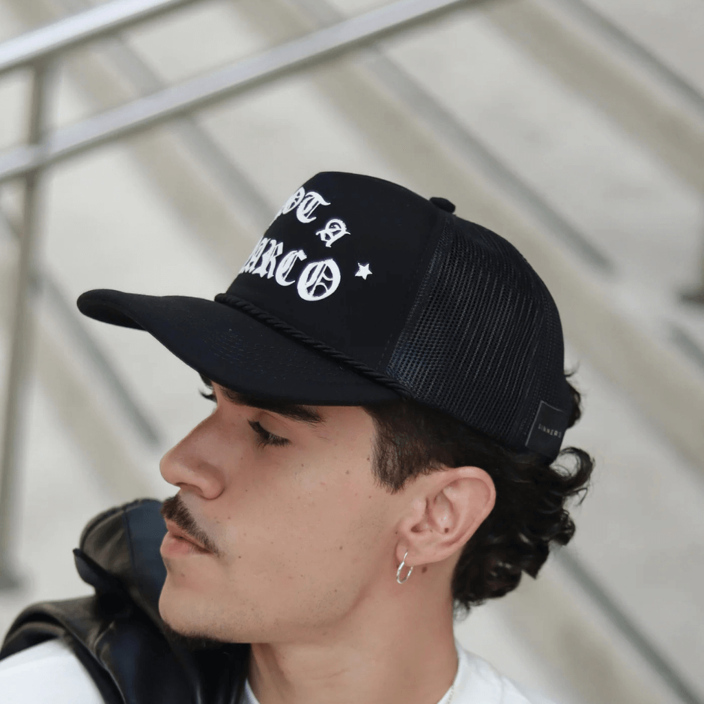 SINNERS NOT A NARCO GORRA AJUSTABLE NEGRO Y BLANCO