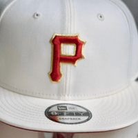 NEW ERA 9FIFTY MLB PITTSBURGH PIRATES CHROME COLLECTION GORRA AJUSTABLE BEIGE / ROJO