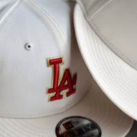 NEW ERA 9FIFTY MLB LA DODGERS CHROME COLLECTION GORRA AJUSTABLE BEIGE / ROJO