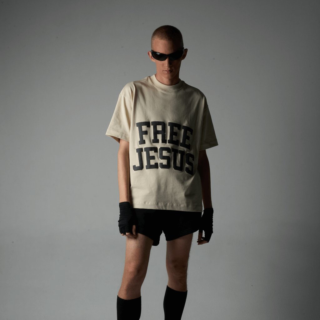 SINNERS FREE JESUS CAMISETA OVERSIZE BEIGE