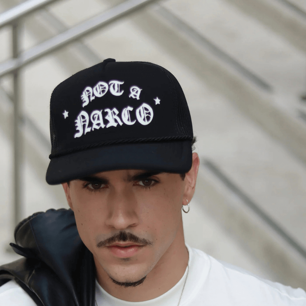 SINNERS NOT A NARCO GORRA AJUSTABLE NEGRO Y BLANCO