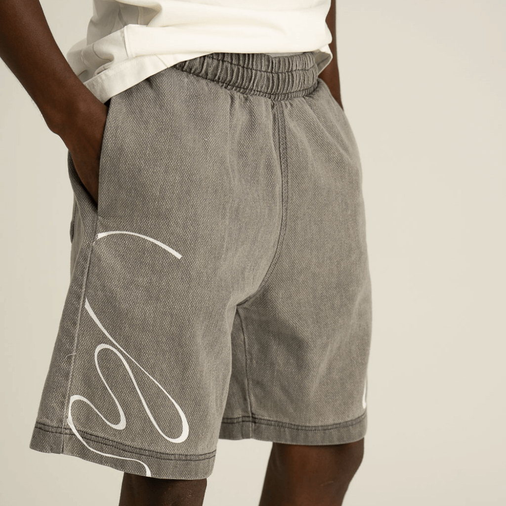 AP CROWN HIDDEN DEPTHS RIVER SHORT OVERSIZE GRIS