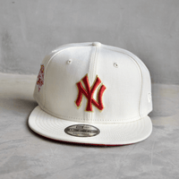 NEW ERA 9FIFTY MLB NY YANKEES CHROME COLLECTION GORRA AJUSTABLE BEIGE / ROJO