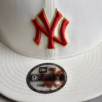 NEW ERA 9FIFTY MLB NY YANKEES CHROME COLLECTION GORRA AJUSTABLE BEIGE / ROJO