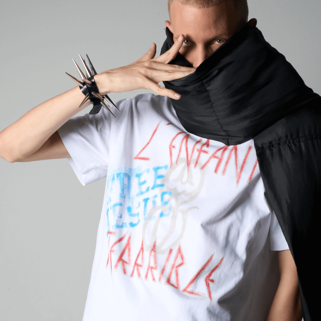 SINNERS FREE JESUS L'ENFANT MONOGRAM CAMISETA OVERSIZE BLANCA