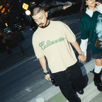 CULTURE WISE PASS THE LOVE CAMISETA OVERSIZED CAMEL WEED CURSIVE LOGO